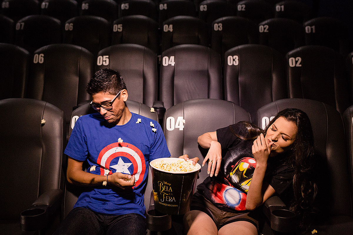 casal brincando de jogar pipoca um no outro