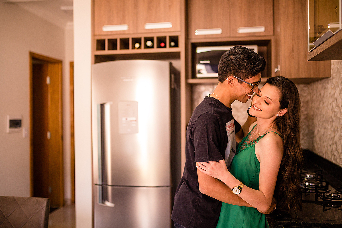 ensaio do casal dentro da casa nova