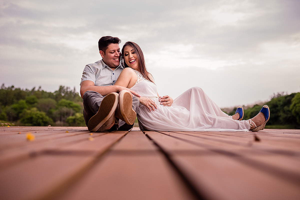 noivos sentados em deck foto bem romantica