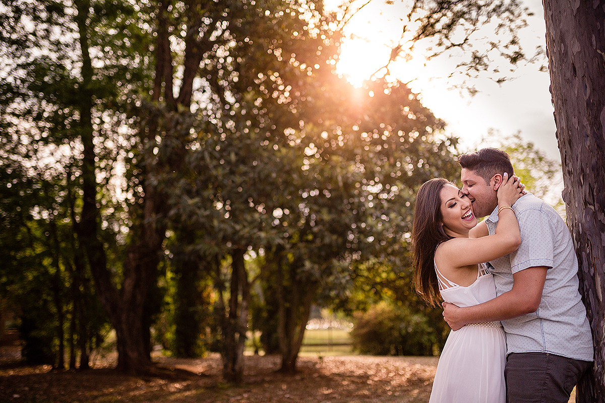 casal se beijando encostado na arvore