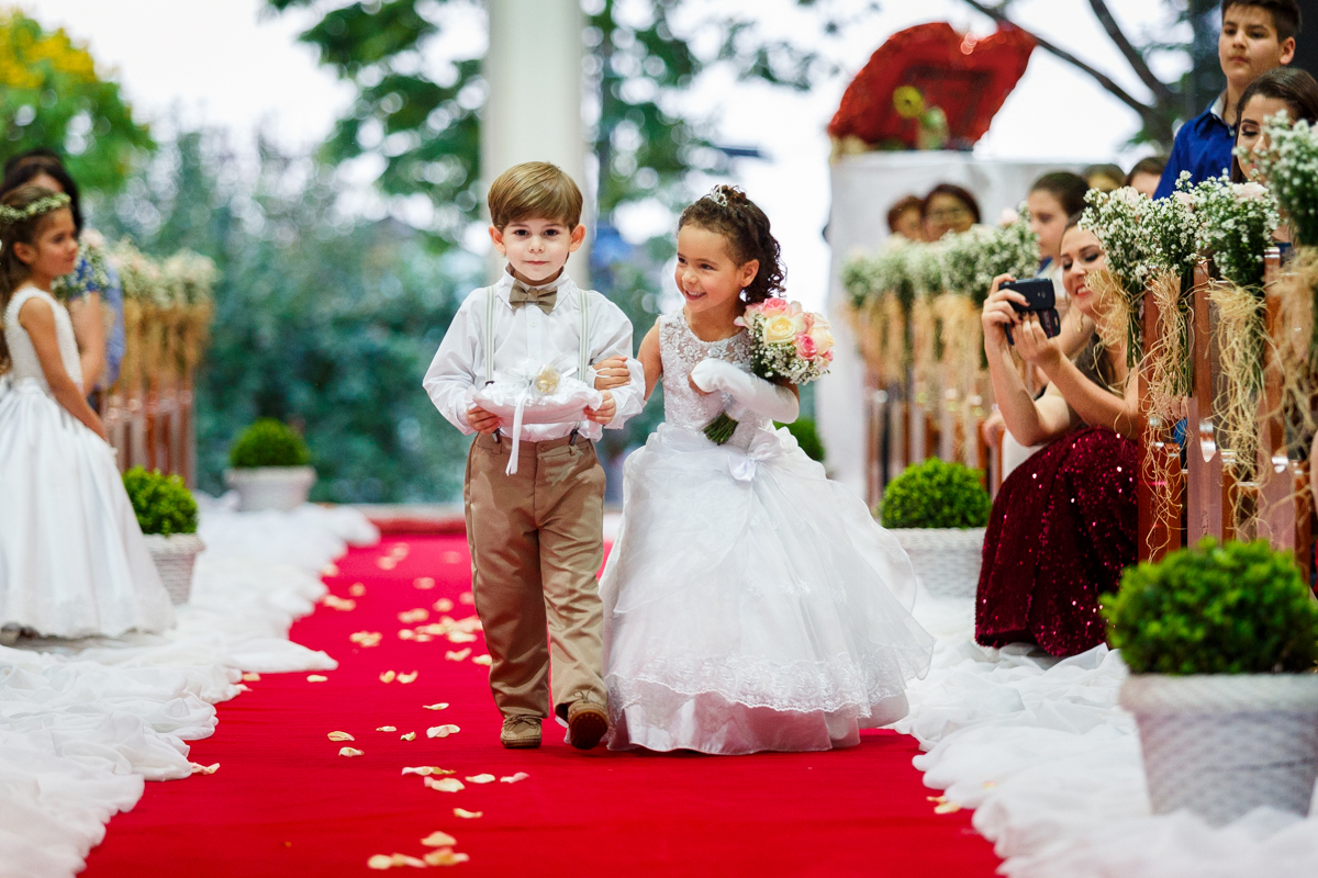 casal de noivinhos entrando na igreja