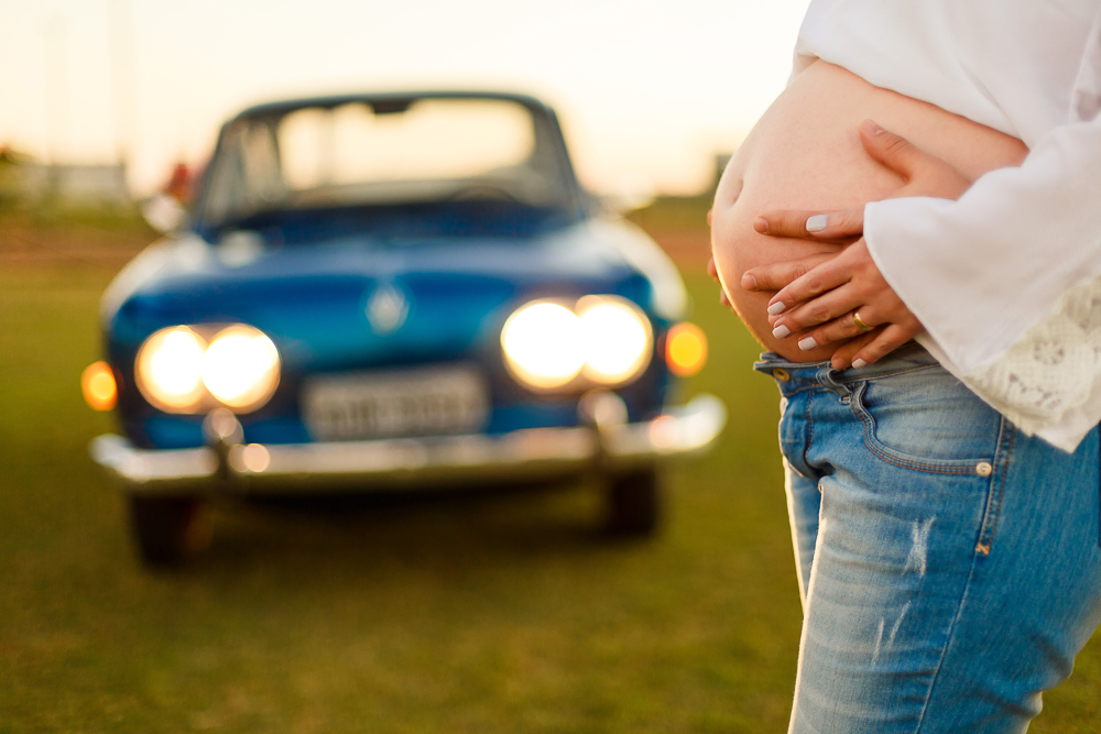 gestante com carro antigo