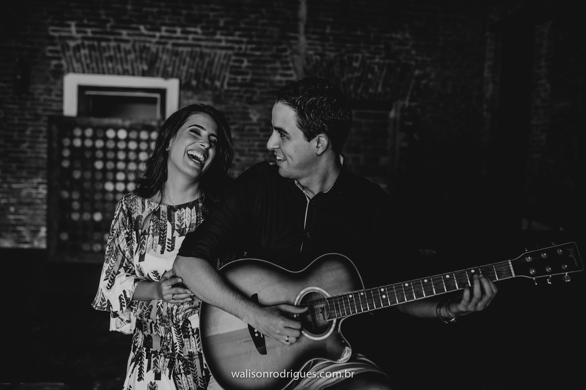 noiva-noivo-fotos na praia-buque da noiva-prewedding