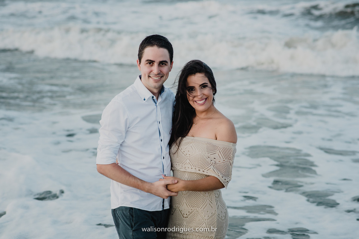 noiva-noivo-fotos na praia-buque da noiva-prewedding
