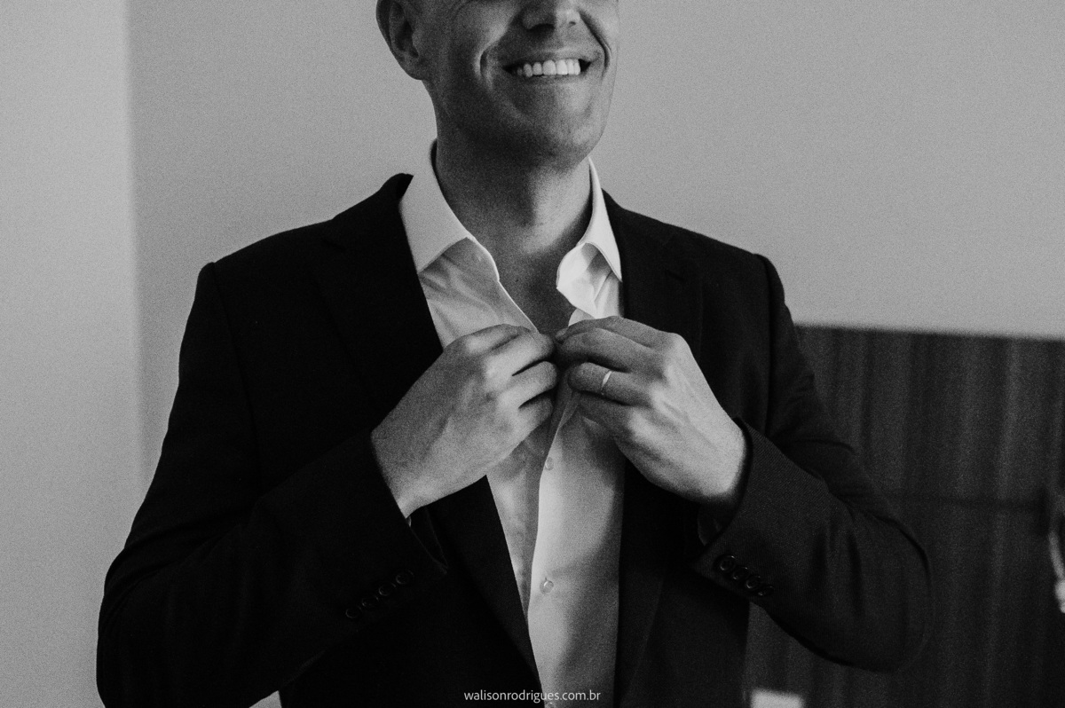 noivo-fechando-a-camisa-para-ocasamento-em-forttaleza