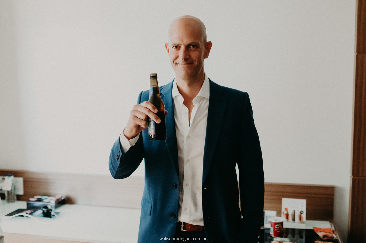 noivo-tomando-uma-serveja-heiniken-antes-do-casamento-em-fortaleza