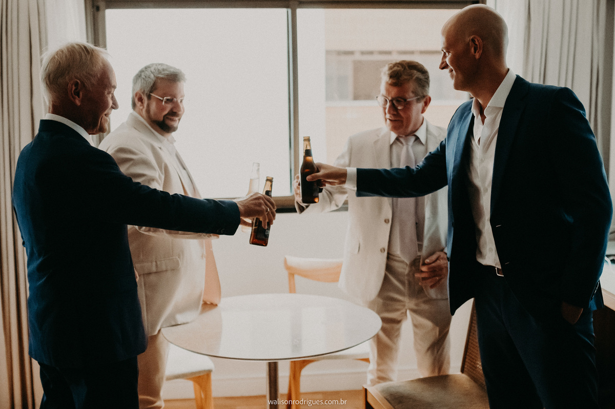 noivo-brindando-com-os-amigos-antes-do-casamento-em-fortaleza-ce