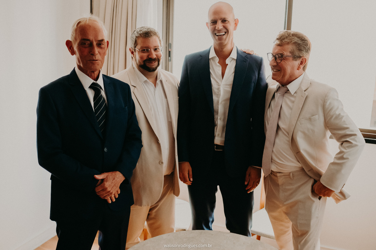 noivo-brindando-com-os-amigos-antes-do-casamento-em-fortaleza-ce