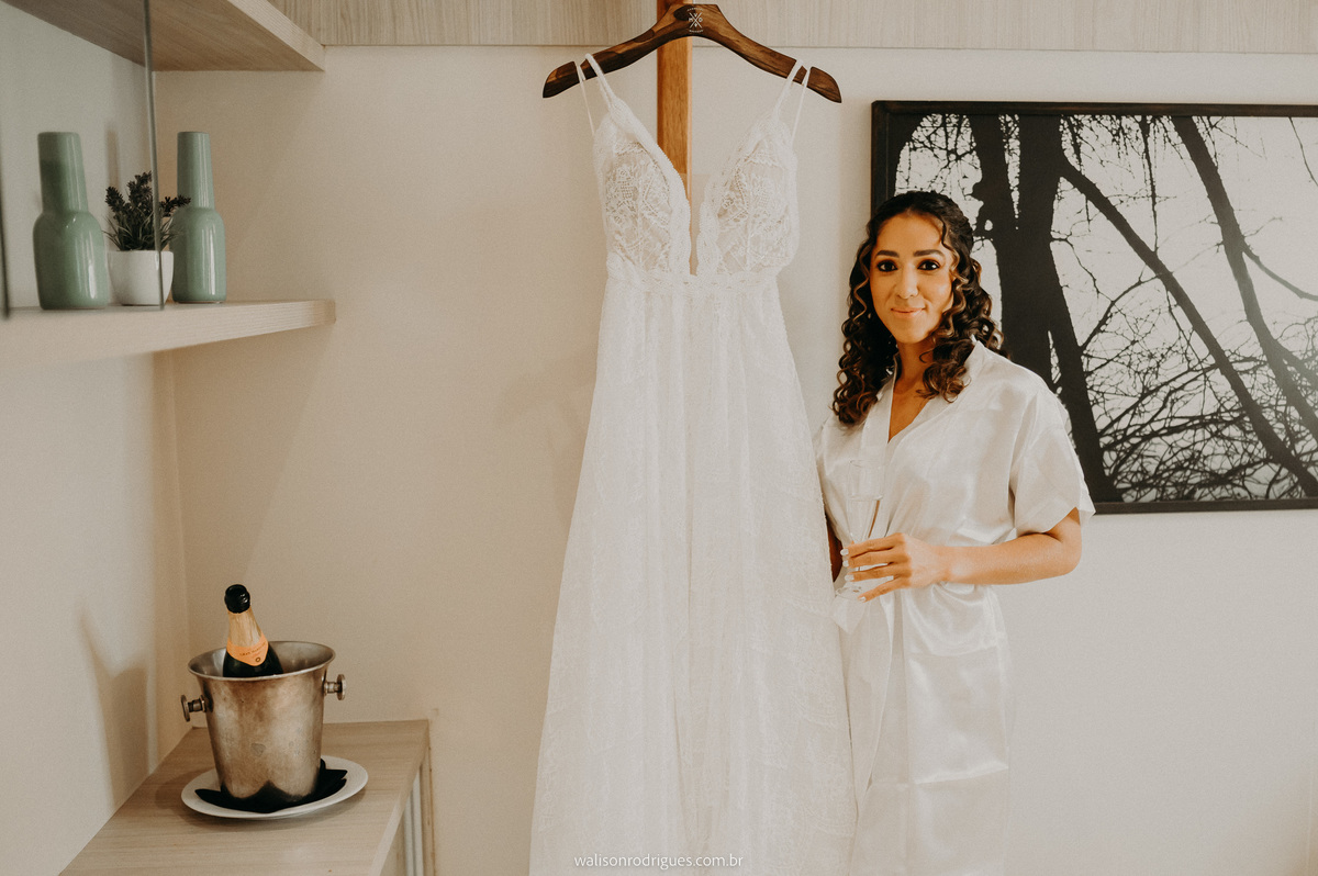 a-noiva-admirando-o-seu-vestido-de-casamento-em-fortaleza-ce