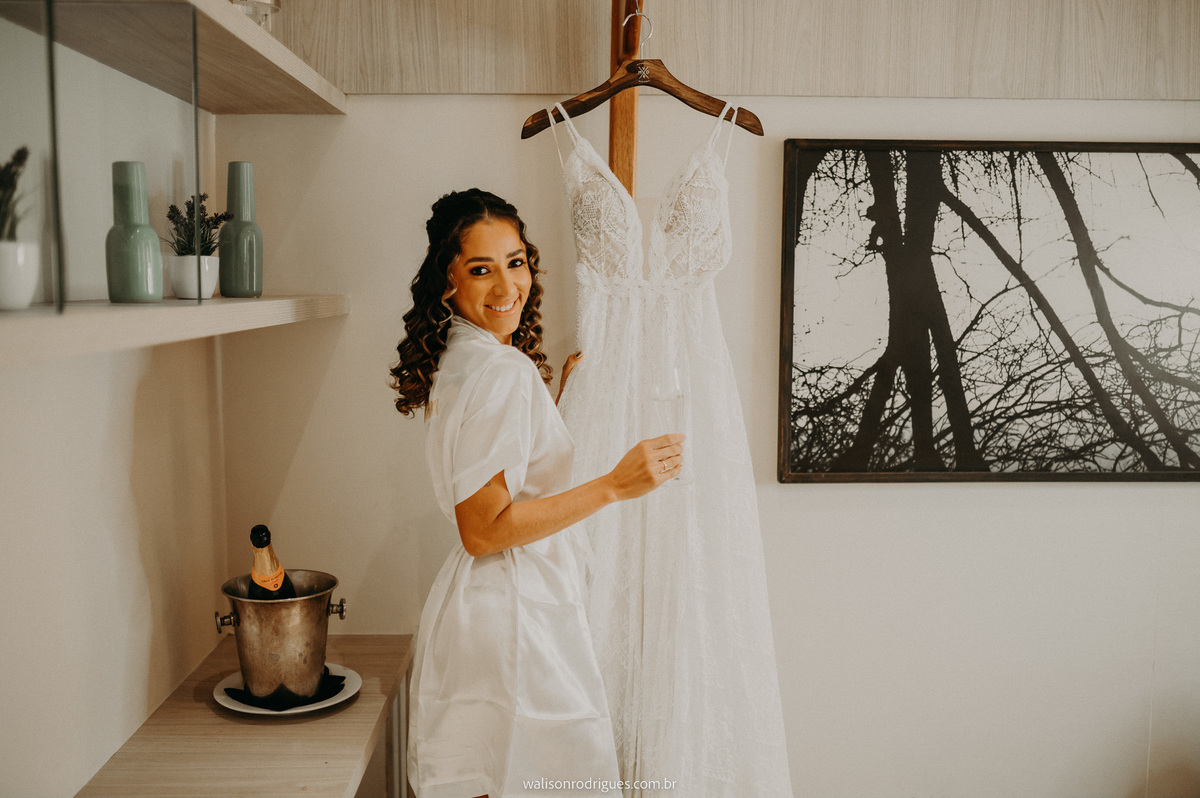 a-noiva-admirando-o-seu-vestido-de-casamento-em-fortaleza-ce