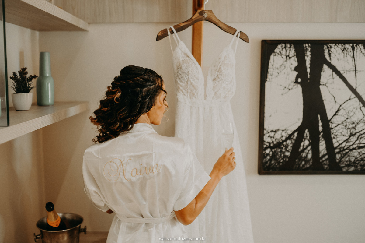 a-noiva-admirando-o-seu-vestido-de-casamento-em-fortaleza-ce