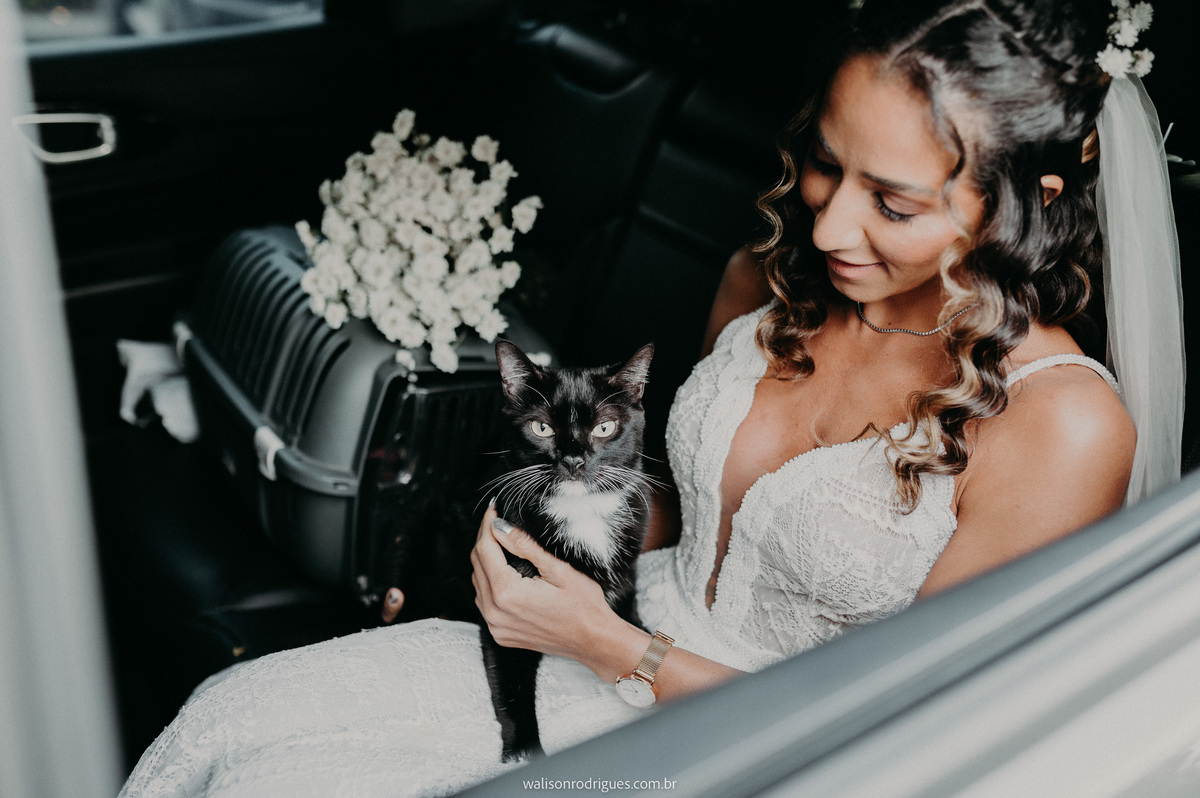 a-noiva-Ana-paula-com-seu-gato-preto-momentos-antes-da-cerimonia-de-casamento-no-colosso-fortaleza-ce
