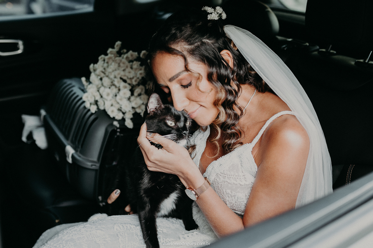a-noiva-Ana-paula-com-seu-gato-preto-momentos-antes-da-cerimonia-de-casamento-no-colosso-fortaleza-ce