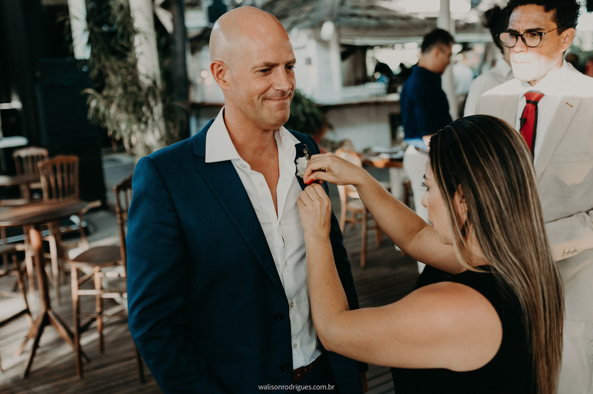 cerimonialista-ajustando-a-lapela-do-noivo-momentos-antes-da-cerimoinia-de-casamento-no-colosso-em-fortaleza-ce