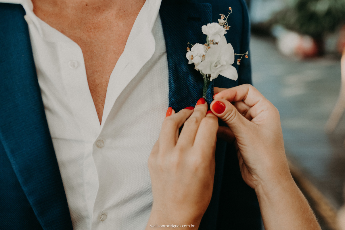 cerimonialista-ajustando-a-lapela-do-noivo-momentos-antes-da-cerimoinia-de-casamento-no-colosso-em-fortaleza-ce