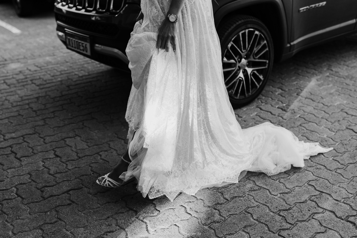 vestido-da-noiva-arrasta-pelo-chão.