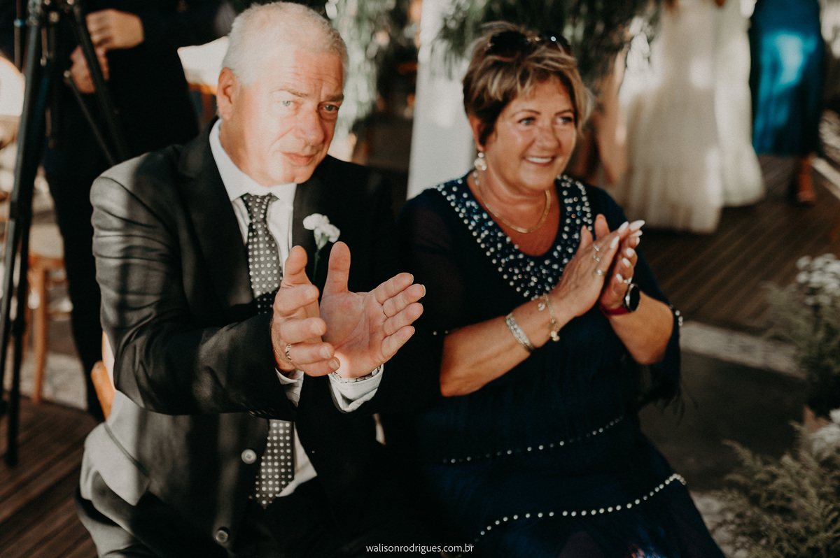 convidados-aplaudem-o-casal-apos-os-votos-dos-noivos.