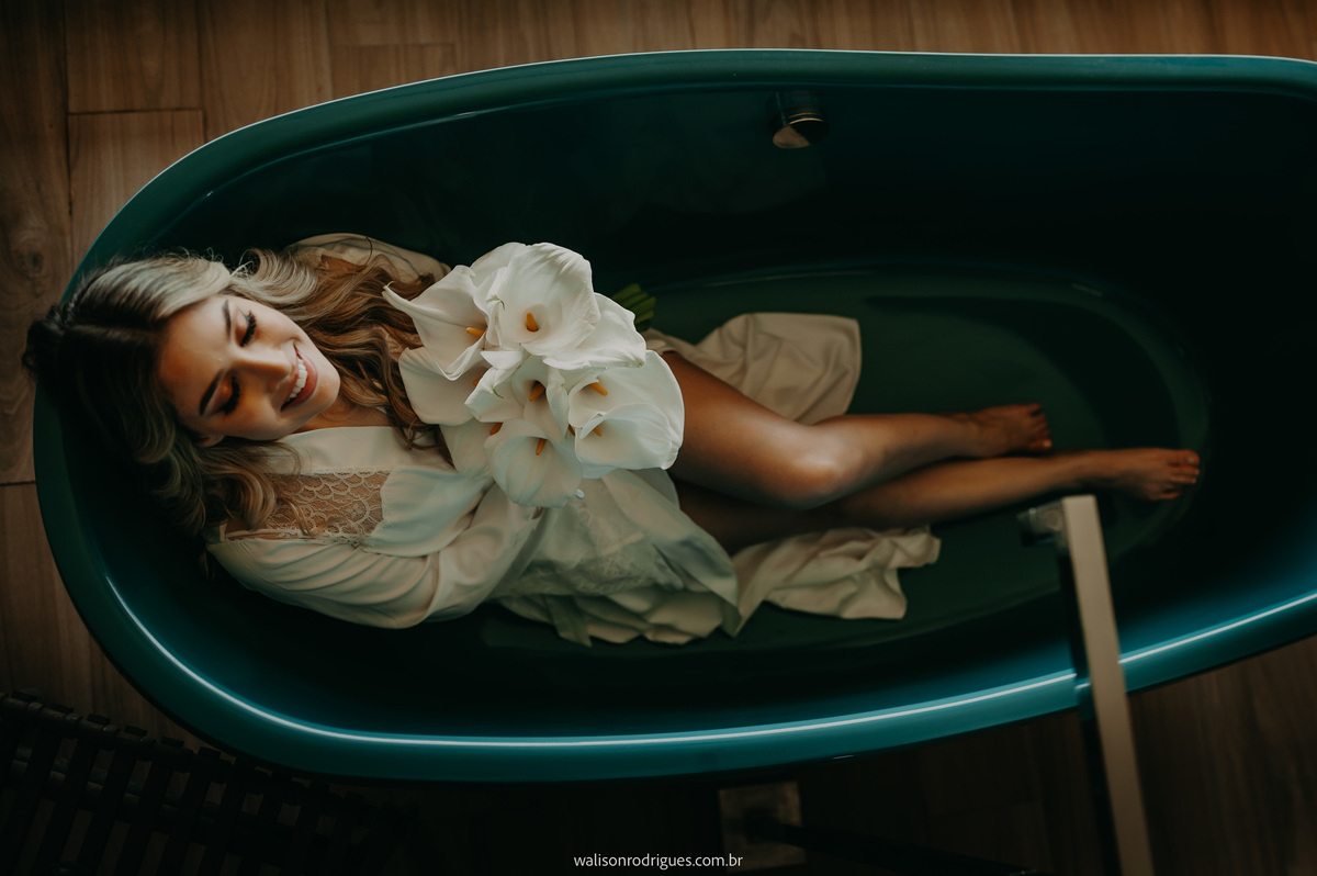 making-of-de-noiva-na-banheira-segurando-o-buquê-no-resort-carmel-cumbuco-ce