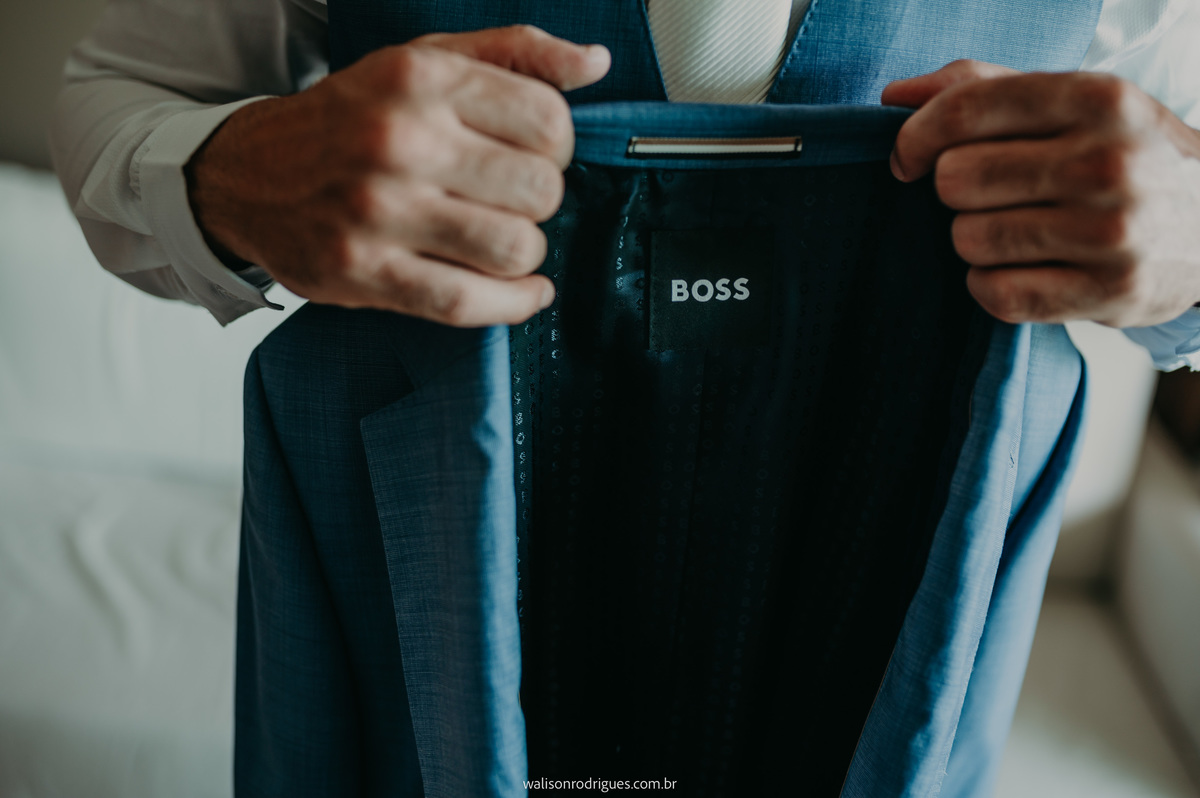 making-of-de-noivo-segurando-terno-boss-hugo-boss-no-resort-carmel-cumbuco-ce