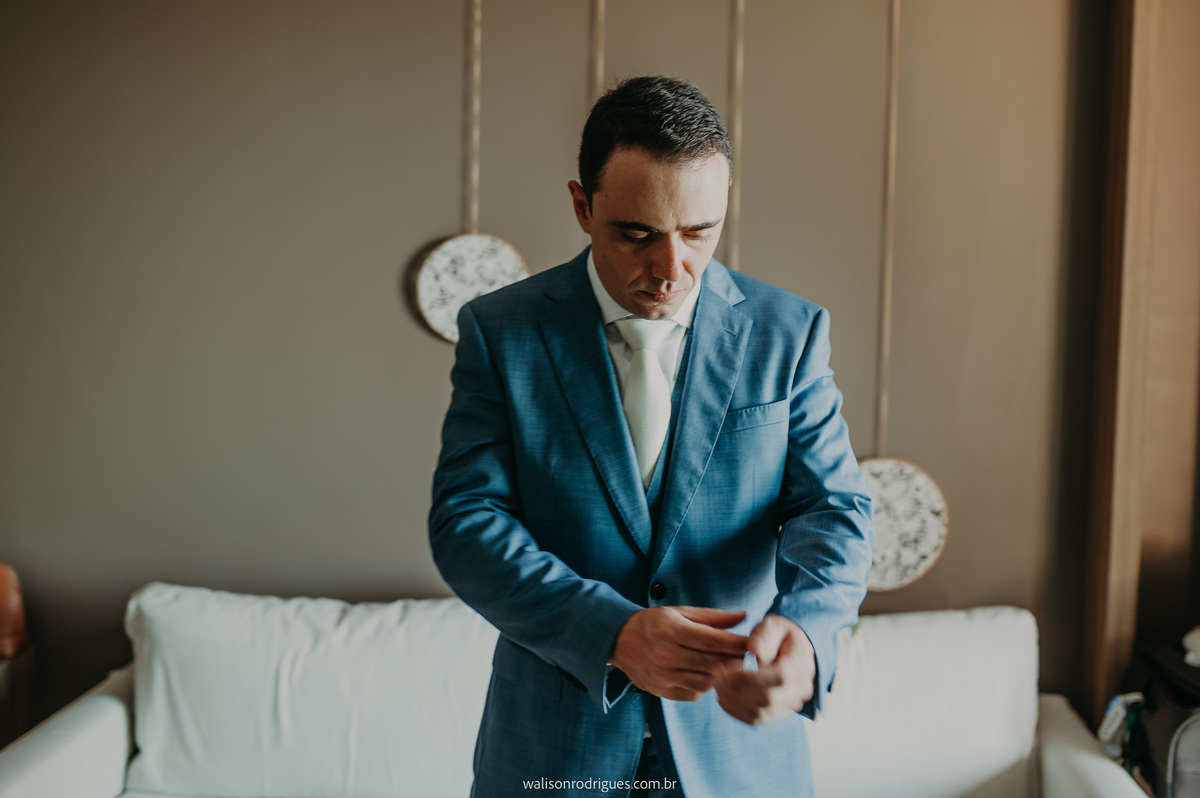 making-of-de-noivo-ajustando-terno-hugo-boss-no-resort-carmel-cumbuco-ce