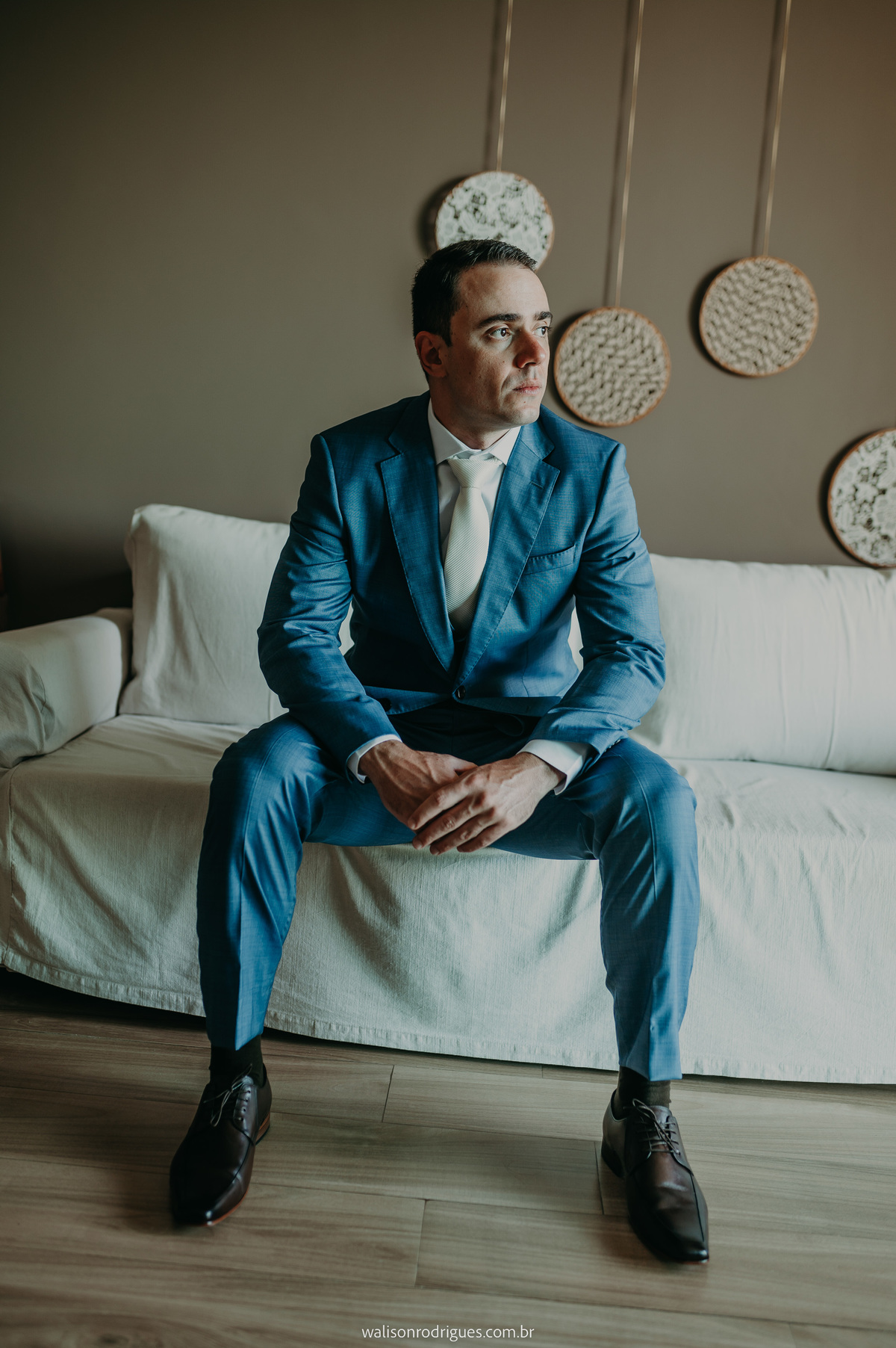 making-of-de-noivo-ajustando-terno-hugo-boss-no-resort-carmel-cumbuco-ce