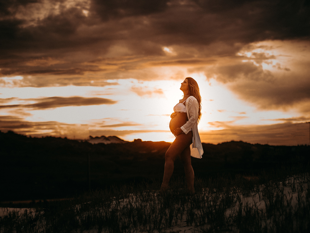 fotografia-de-gestante-na-praia.