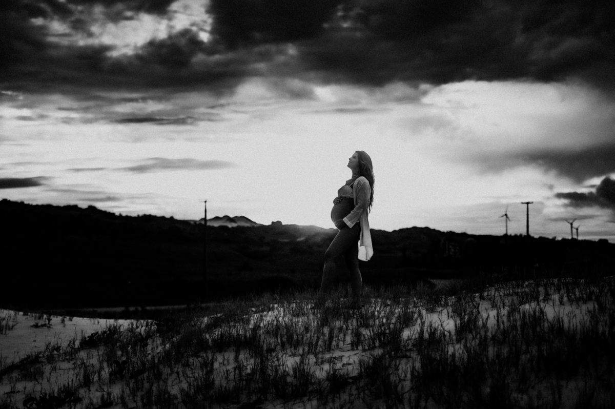 fotografia-de-gestante-na-praia.