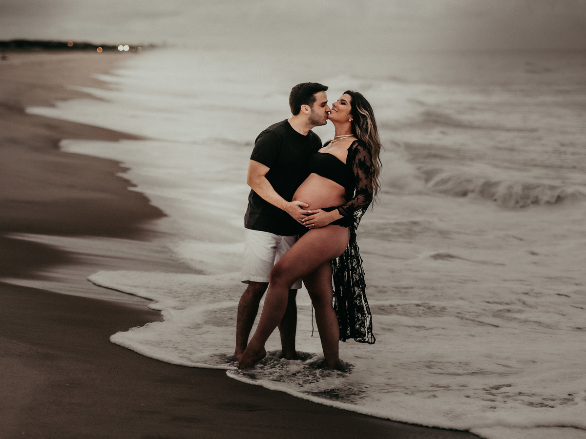 fotografia-de-gestante-na-praia.
