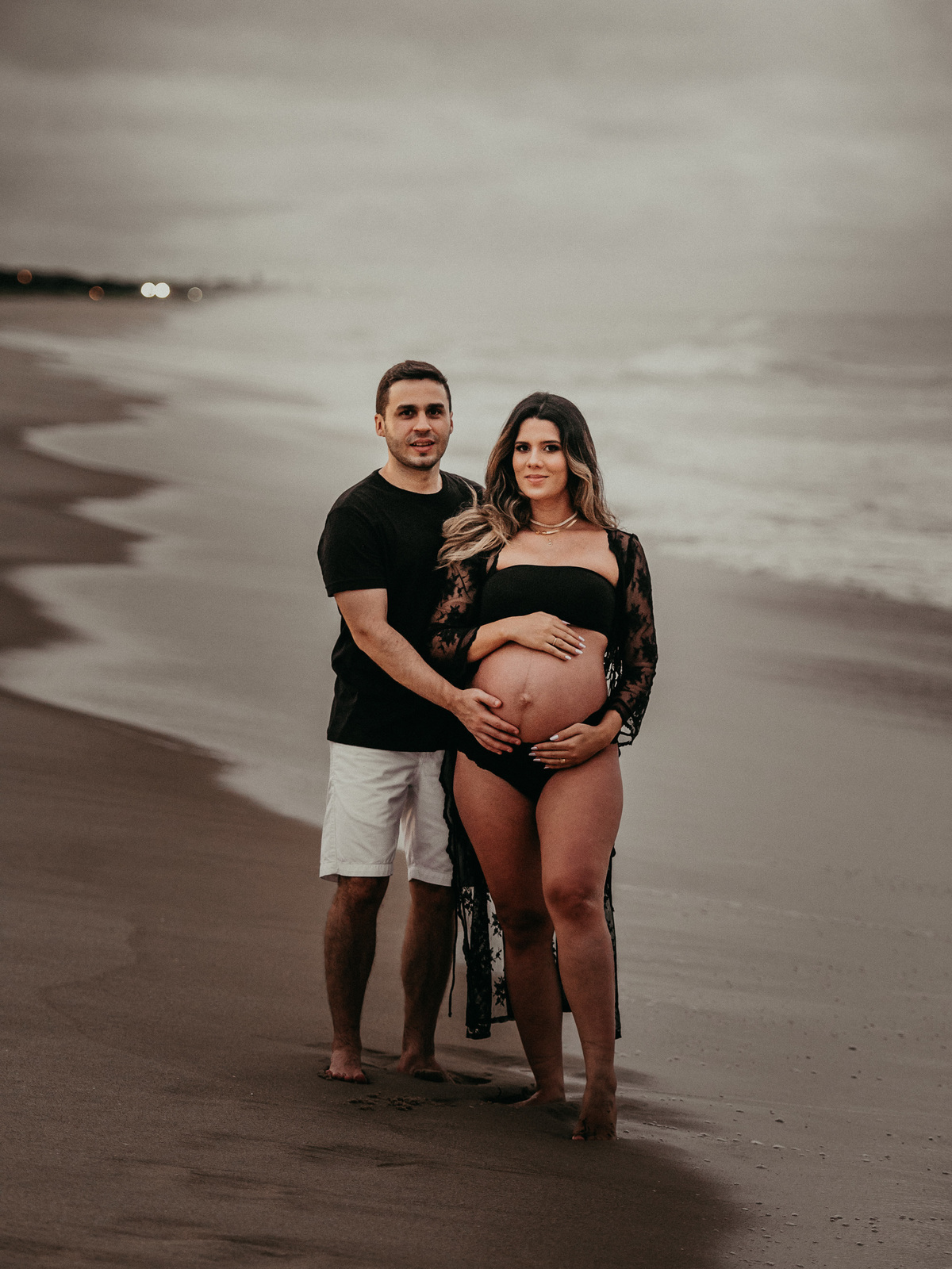 fotografia-de-gestante-na-praia.