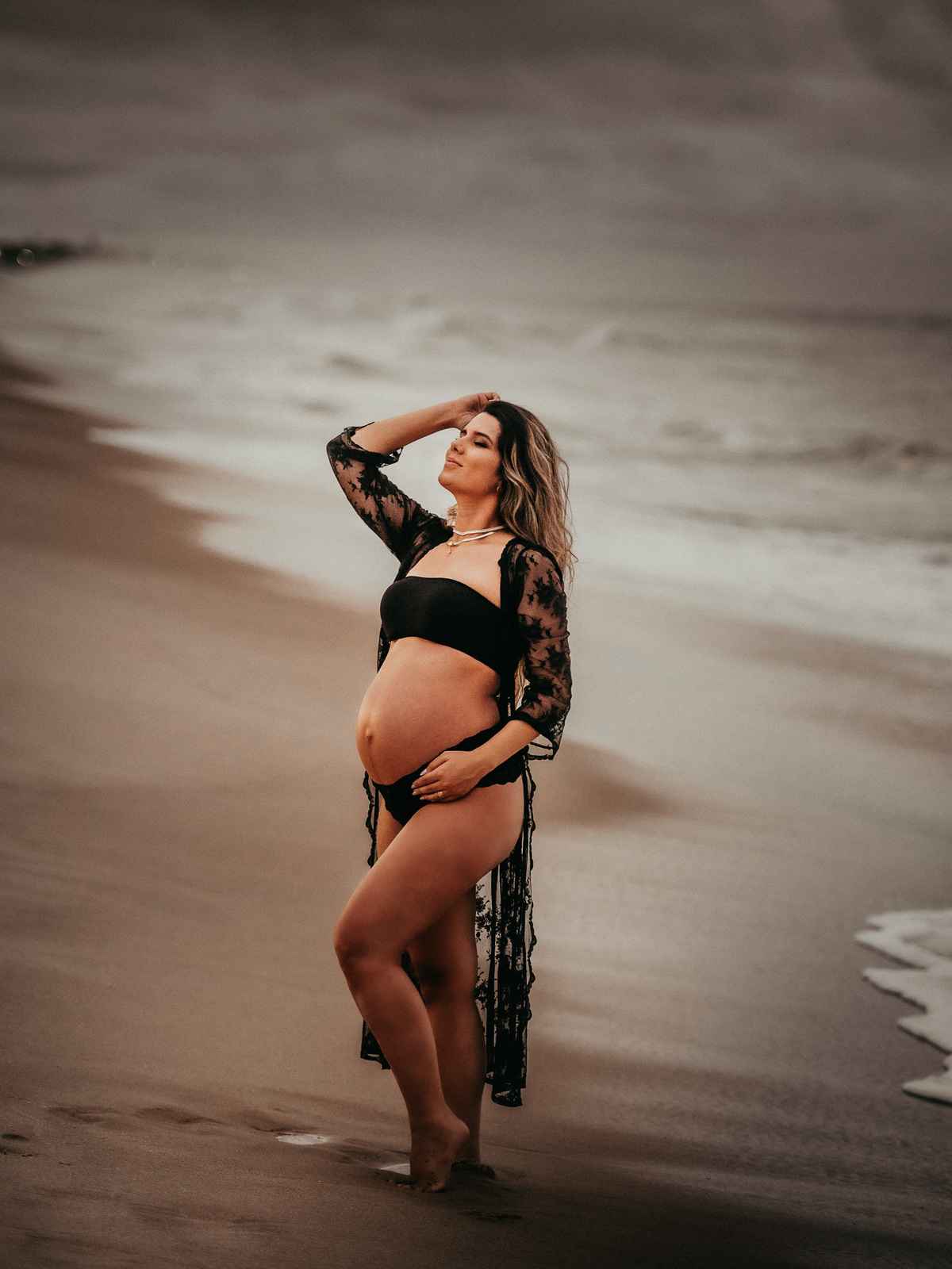 fotografia-de-gestante-na-praia.