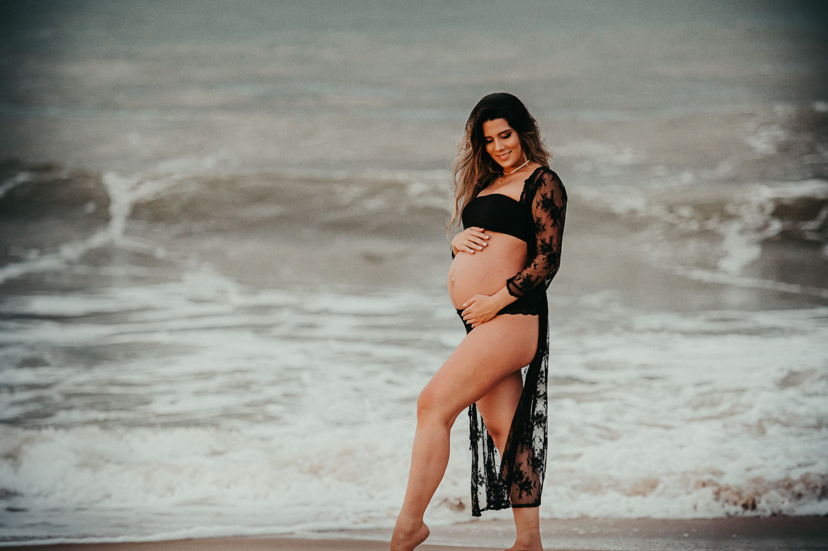 fotografia-de-gestante-na-praia.