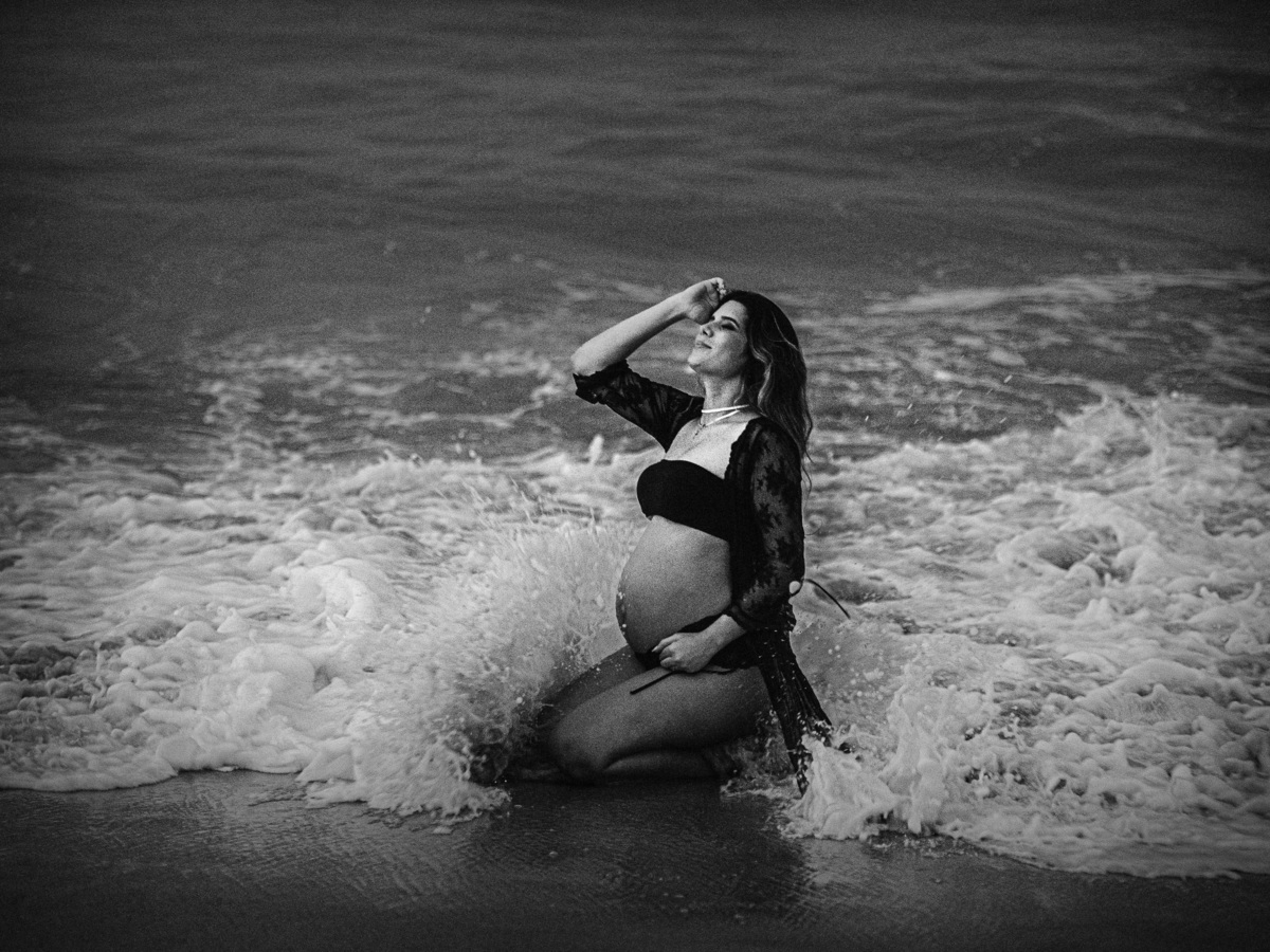 fotografia-de-gestante-na-praia.