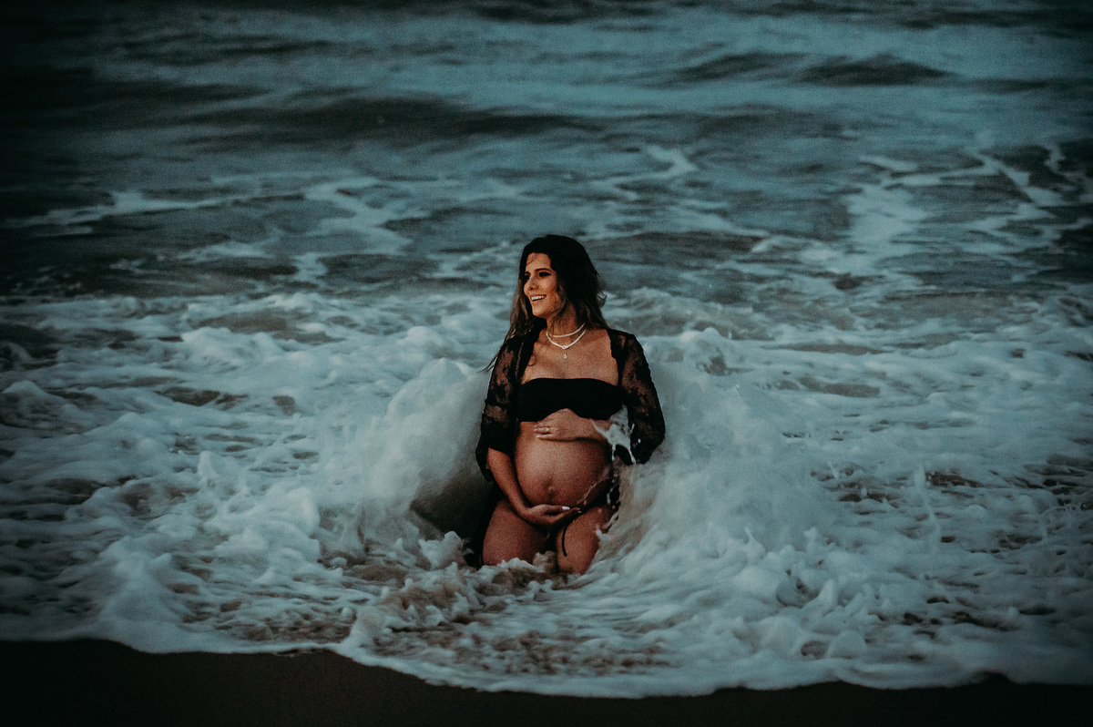 fotografia-de-gestante-na-praia.