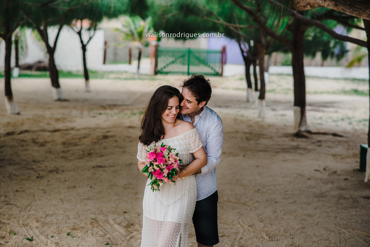 noiva-noivo-fotos na praia-buque da noiva