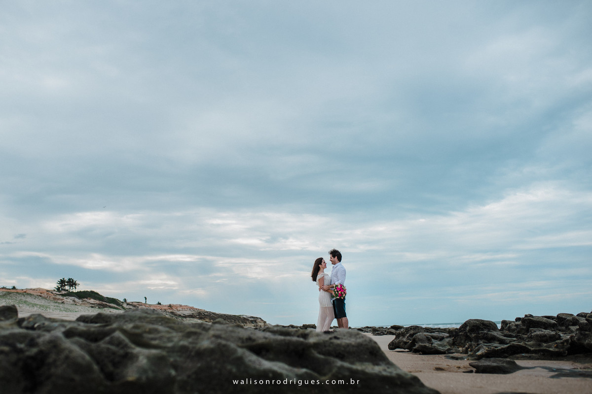 noiva-noivo-fotos na praia-buque da noiva