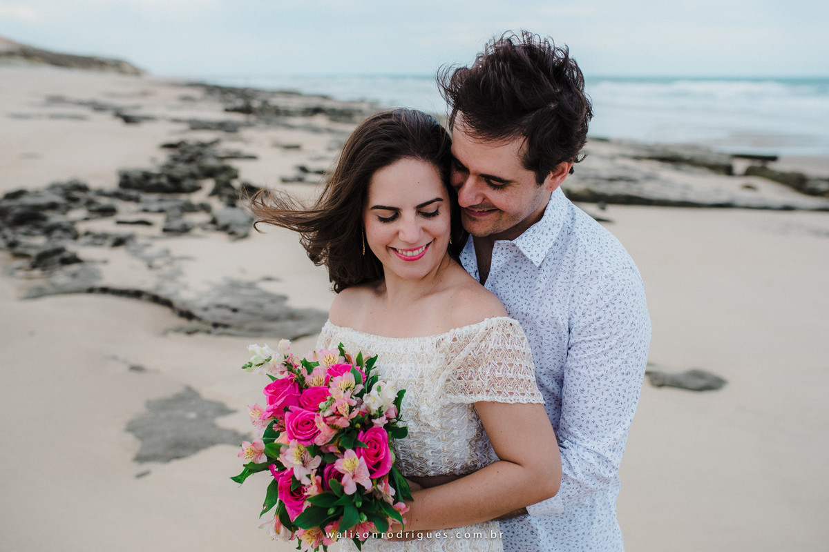 noiva-noivo-fotos na praia-buque da noiva