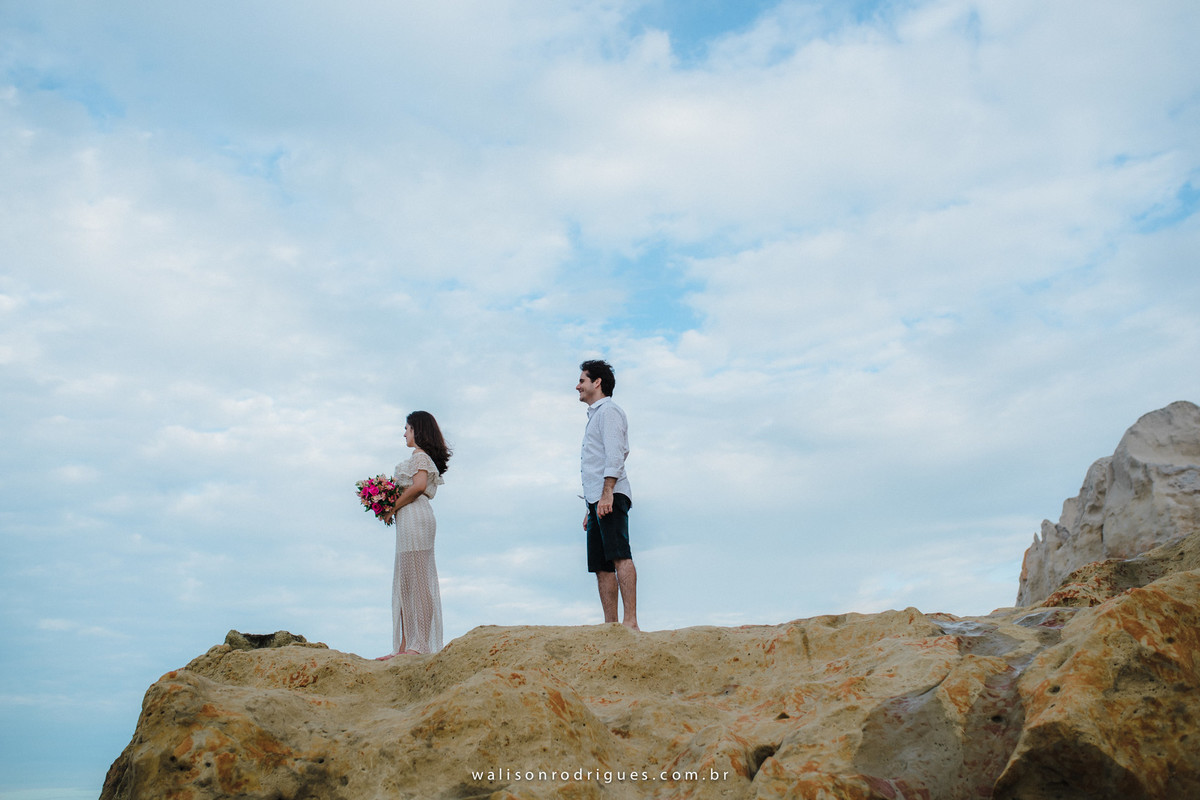 noiva-noivo-fotos na praia-buque da noiva-prewedding