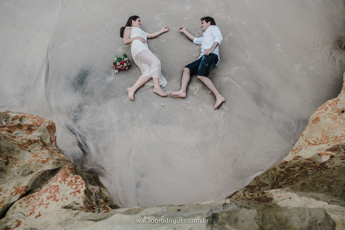 noiva-noivo-fotos na praia-buque da noiva-prewedding