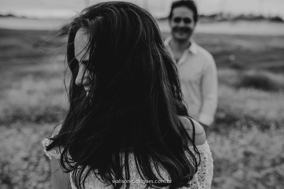 noiva-noivo-fotos na praia-buque da noiva-prewedding