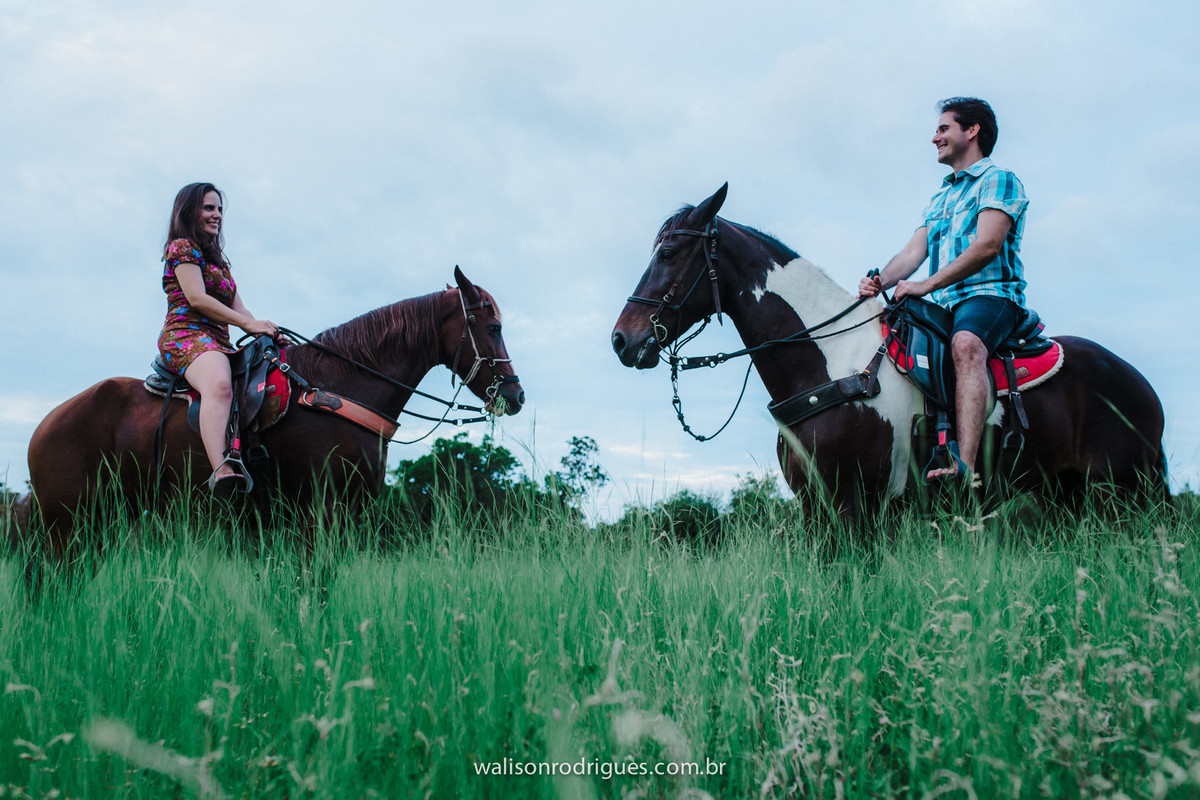 noiva-noivo-fotos na praia-buque da noiva-prewedding-cavalos