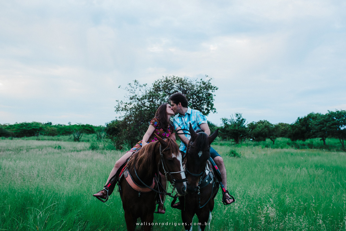 noiva-noivo-fotos na praia-buque da noiva-prewedding-cavalos