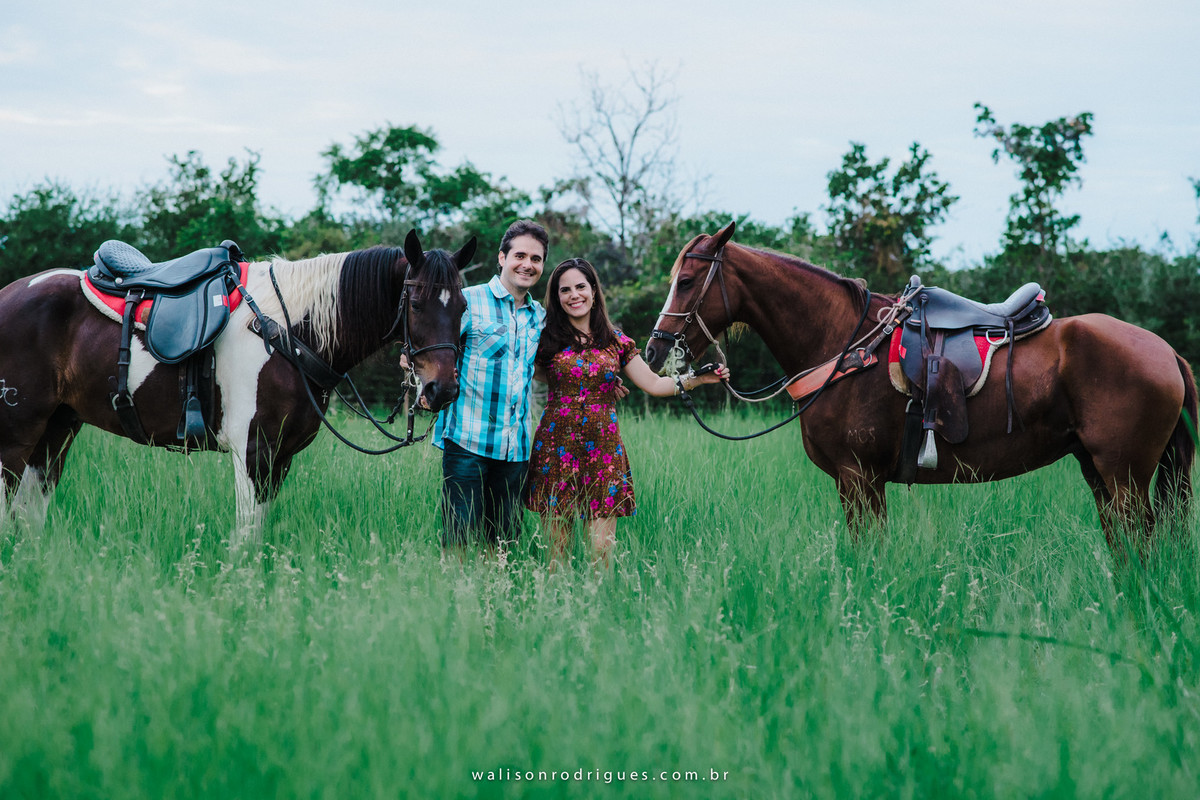 noiva-noivo-fotos na praia-buque da noiva-prewedding-cavalos