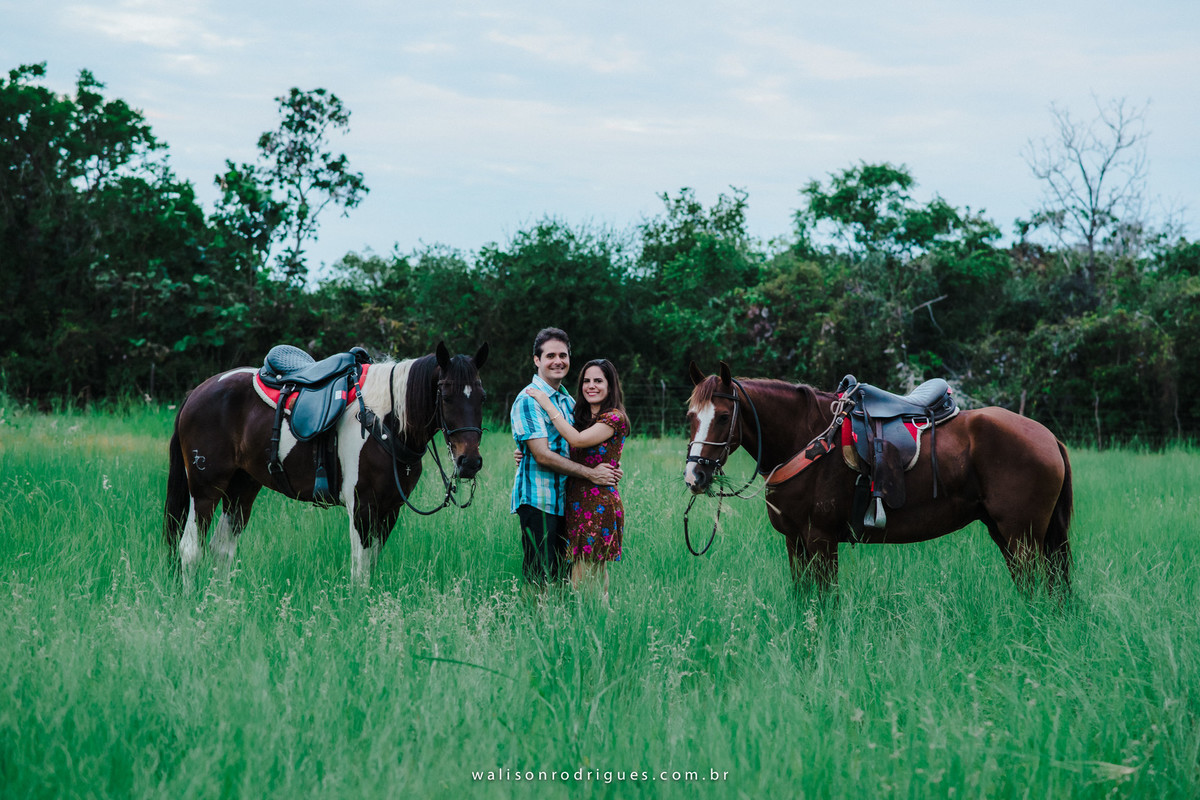 noiva-noivo-fotos na praia-buque da noiva-prewedding-cavalos