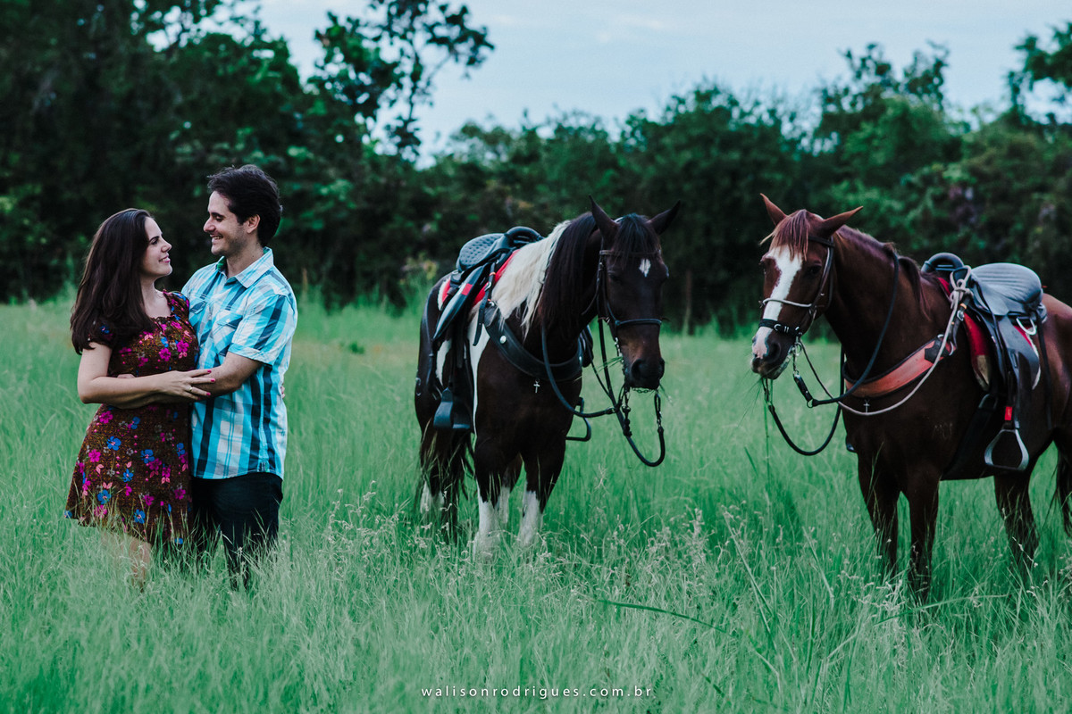 noiva-noivo-fotos na praia-buque da noiva-prewedding-cavalos