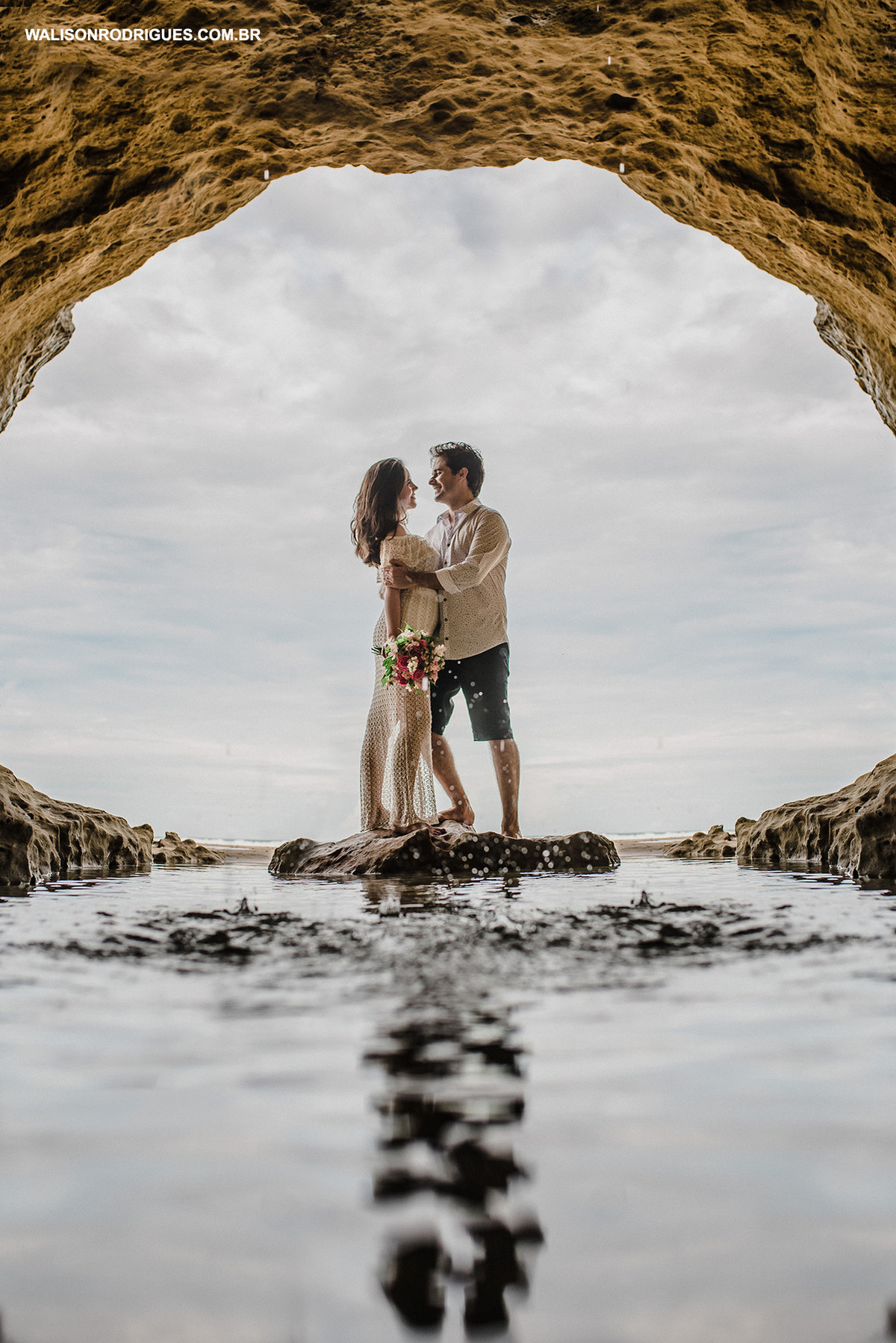 noiva-noivo-fotos na praia-buque da noiva-prewedding