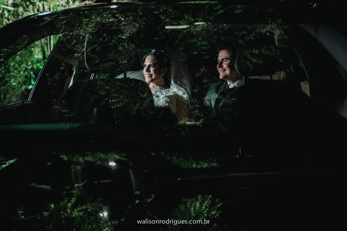 fotos-dos-noivos-dentro-do-carro-na-recepcao-em-fortaleza-ce