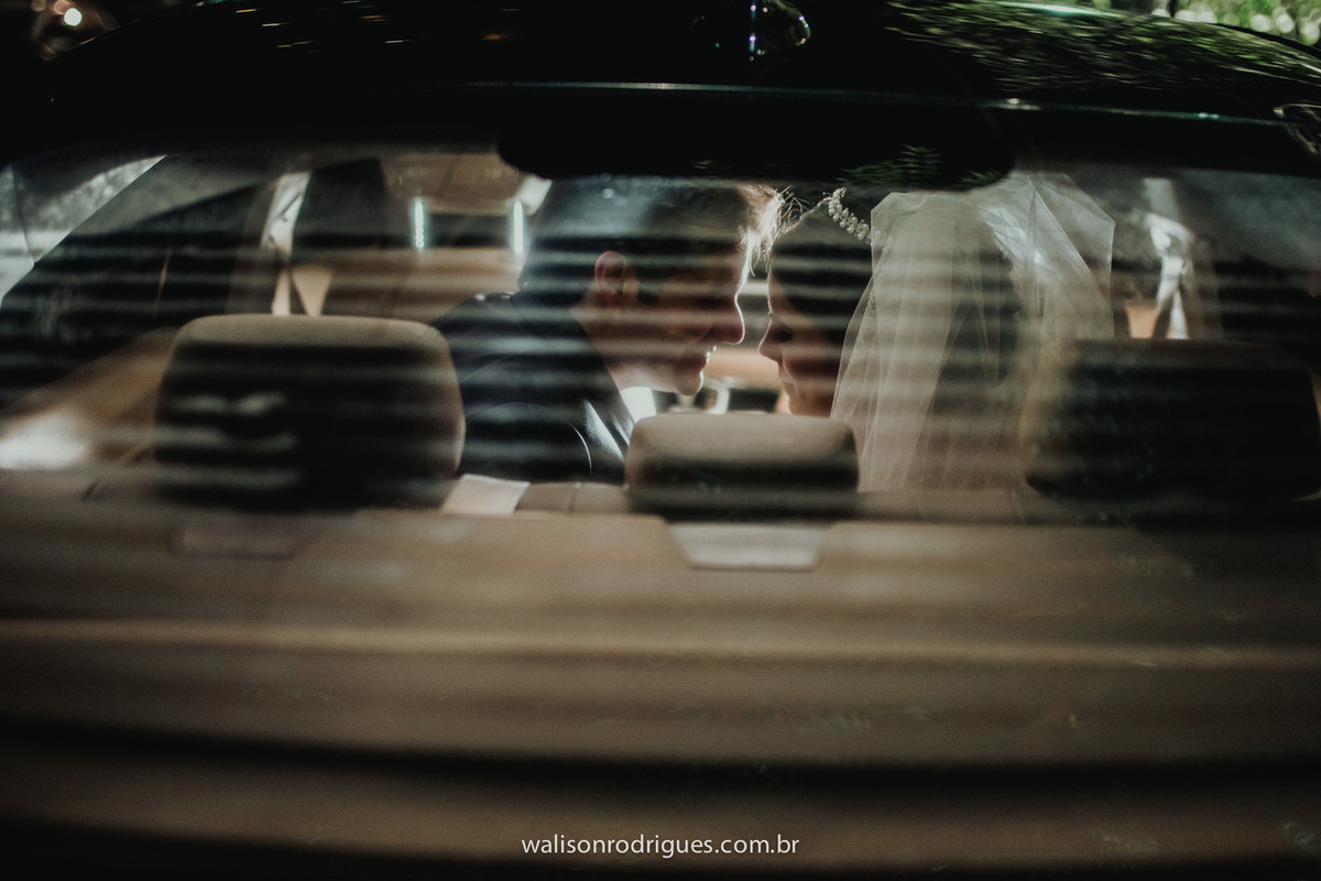 fotos-dos-noivos-dentro-do-carro-na-recepcao-em-fortaleza-ce