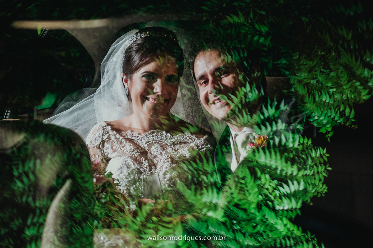 fotos-dos-noivos-dentro-do-carro-na-recepcao-em-fortaleza-ce