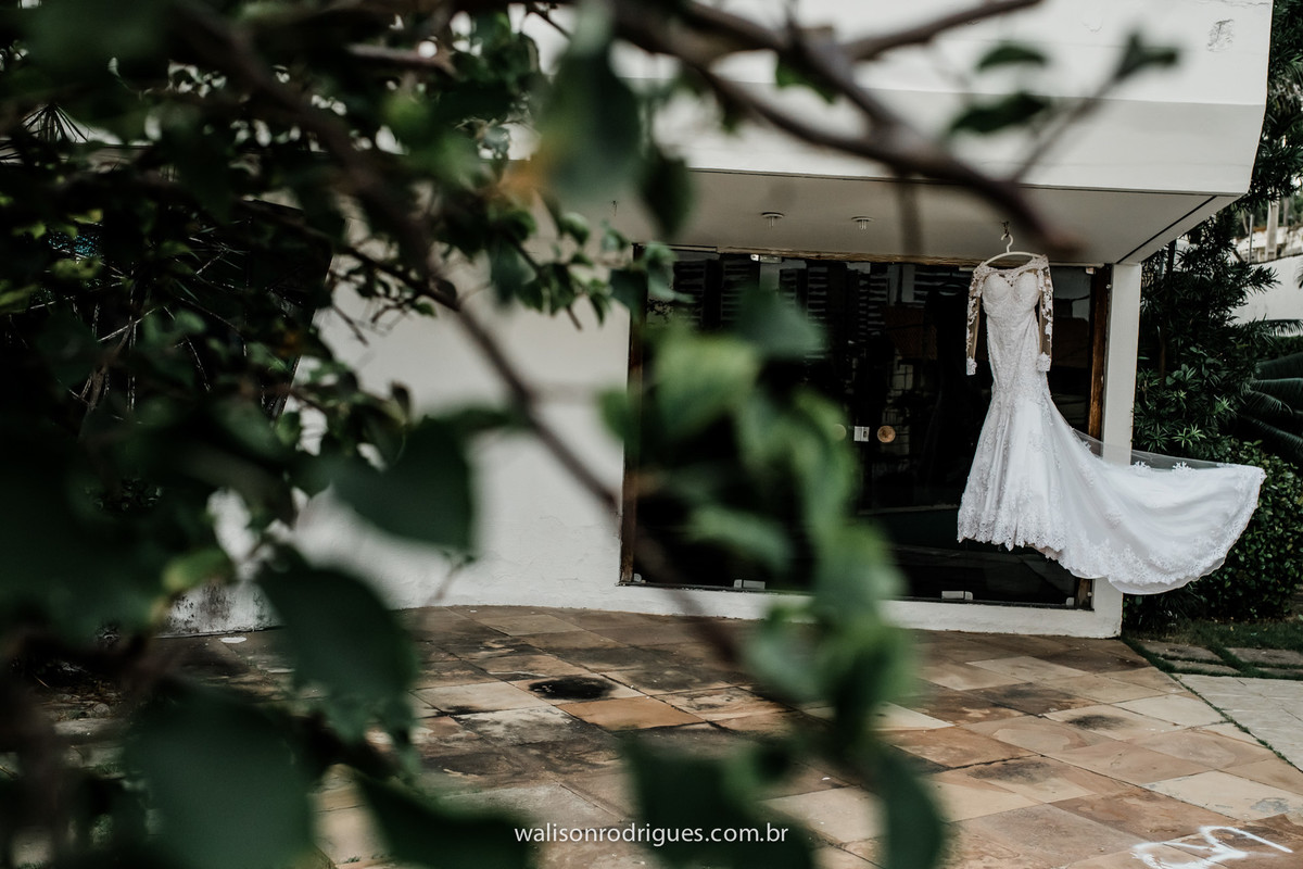 vestido-da-noiva-no-jardim-esperando-o-grande-momento-em-fortaleza-ce