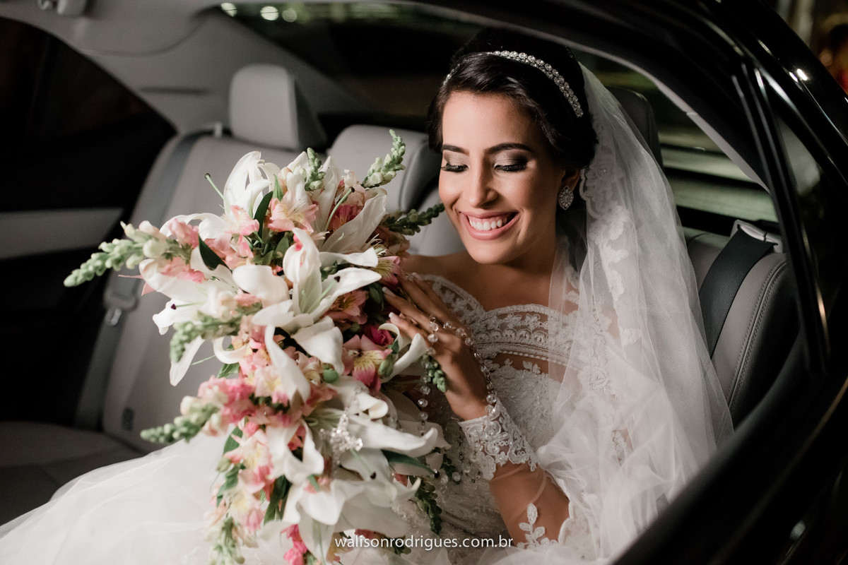 noiva-dentro-do-carro-com-buque-de-rosas-casamento-na-igreja-cripta-da-catedral-fortaleza-ce